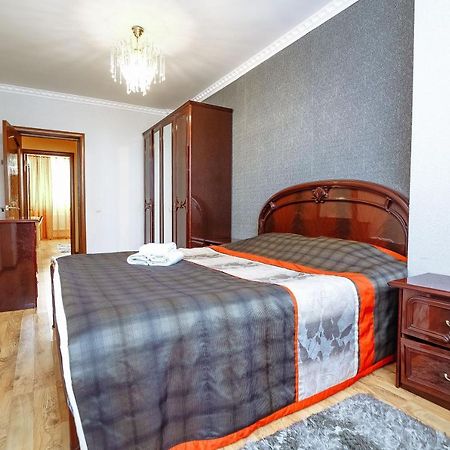 Two Bedroom Apartment On Syganak Street 64-1 أستانا المظهر الخارجي الصورة