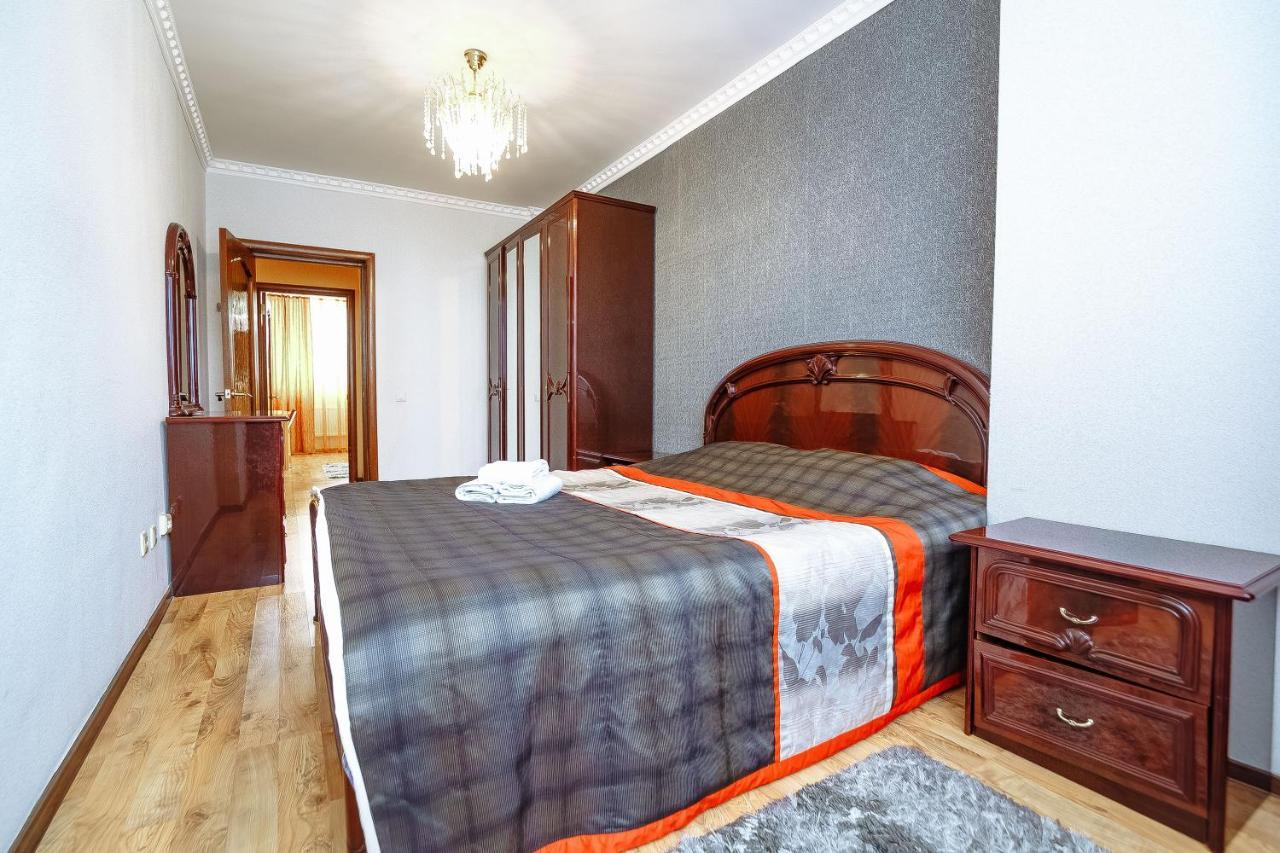 Two Bedroom Apartment On Syganak Street 64-1 أستانا المظهر الخارجي الصورة