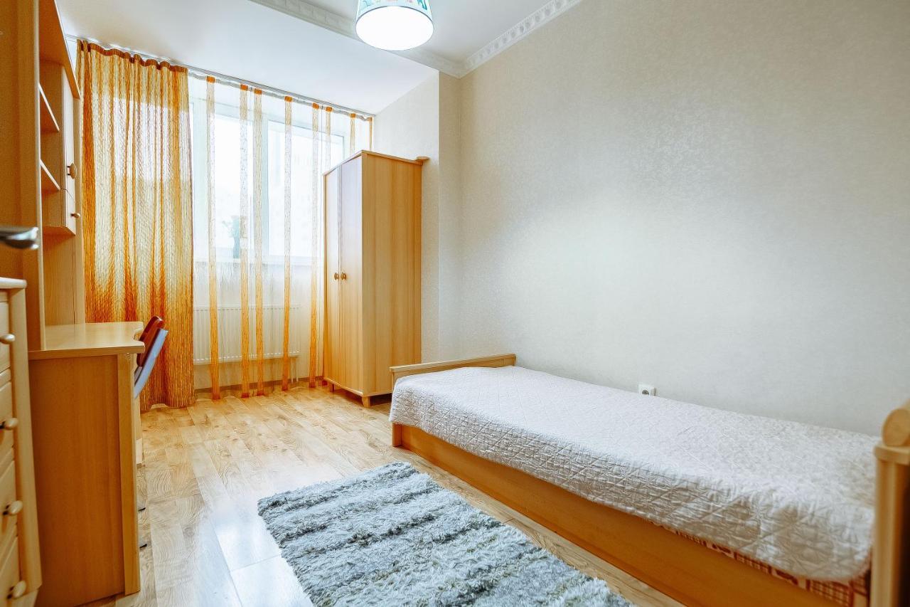 Two Bedroom Apartment On Syganak Street 64-1 أستانا المظهر الخارجي الصورة